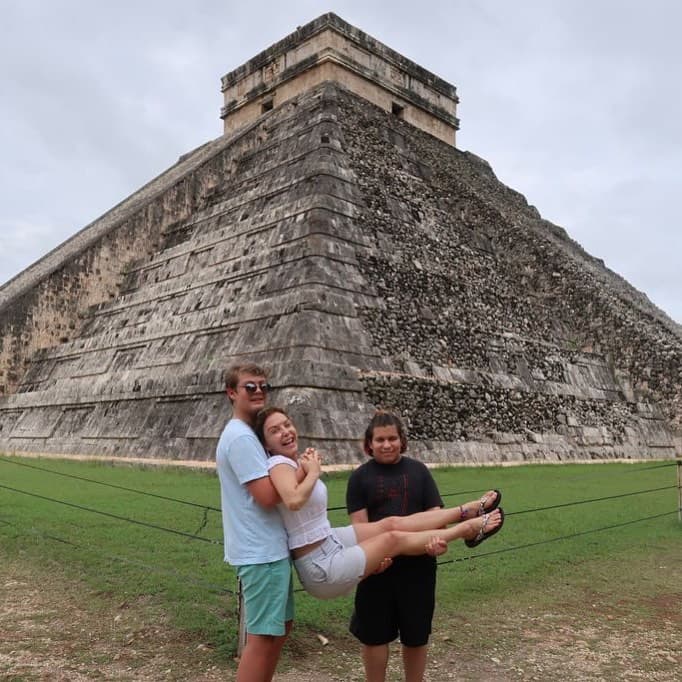 Alejandro llegó a la vida de la también conductora cuando tenía sólo un año. Por su parte, Ana Sofía 
<a href="https://www.univision.com/famosos/laura-flores-ayudado-hijos-adoptivos-encontrar-padres-biologicos">fue adoptada</a> cuando tenía tres meses de edad, en un albergue de Chihuahua.