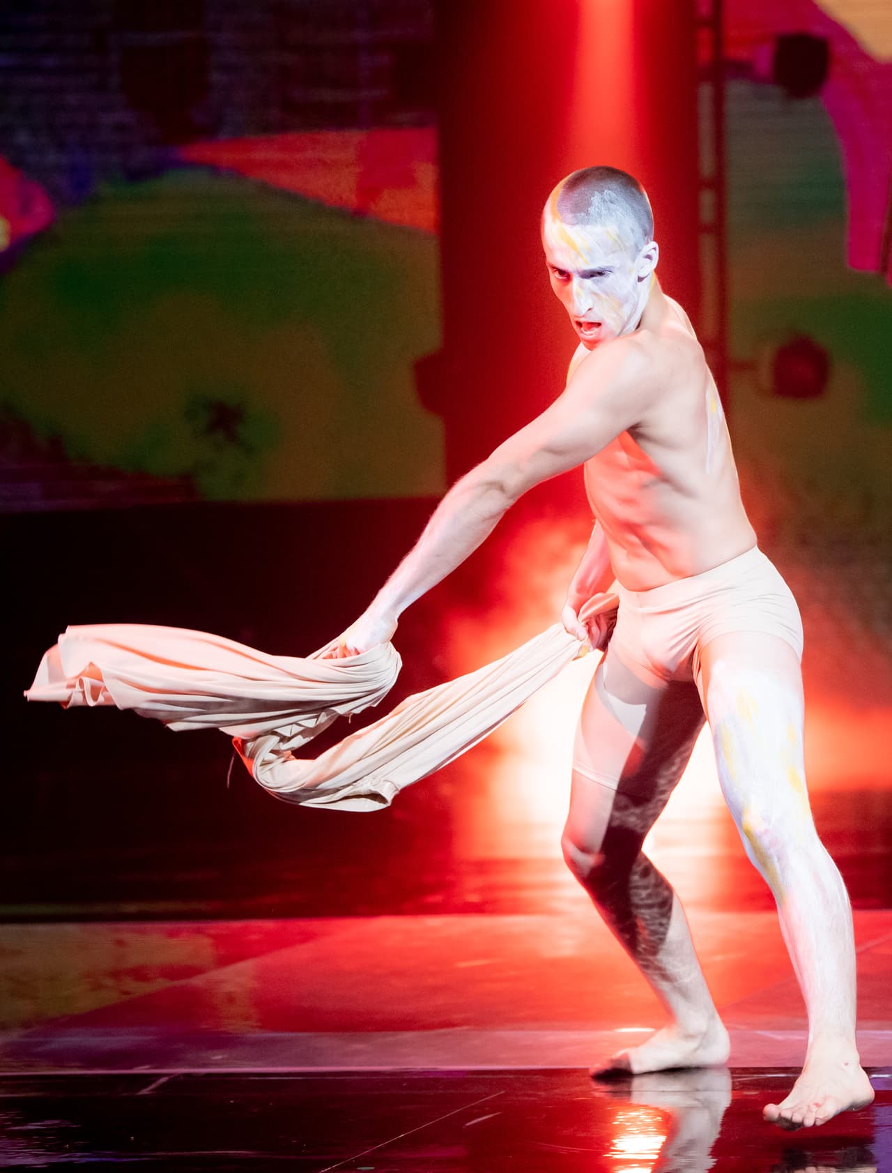 Su retador, Emiliano Jiménez, quien en alguna ocasión fue maestro de Emmanuel, impactó con su rutina.