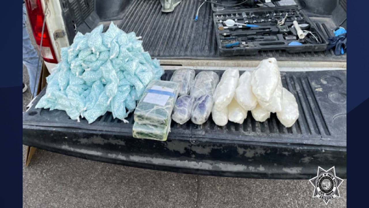Agentes del 
<a href="https://www.azdps.gov/news/releases/940?fbclid=IwAR3TcSqOGqCtREXqwz4TBC4qA9WwdjhhKxv6grl6ayECC0OxqHfSn8IZ2l0" target="_blank">Departamento de Seguridad Pública de Arizona (AZDPS)</a> detuvieron a una camioneta en la Interestatal 10 en la milla 231 [cerca de Marana, Arizona] el jueves 4 de noviembre. “Durante la parada de tráfico, 
<b>el agente descubrió más de 34 libras de píldoras de fentanilo escondidas en el vehículo</b>. El conductor, 
<b>Mario Quiñonez Osuna</b>, de 30 años 
<b>de Caruthers, California</b>, fue arrestado por cargas de transporte de estupefacientes para la venta”, detalla el comunicado de AZDPS.