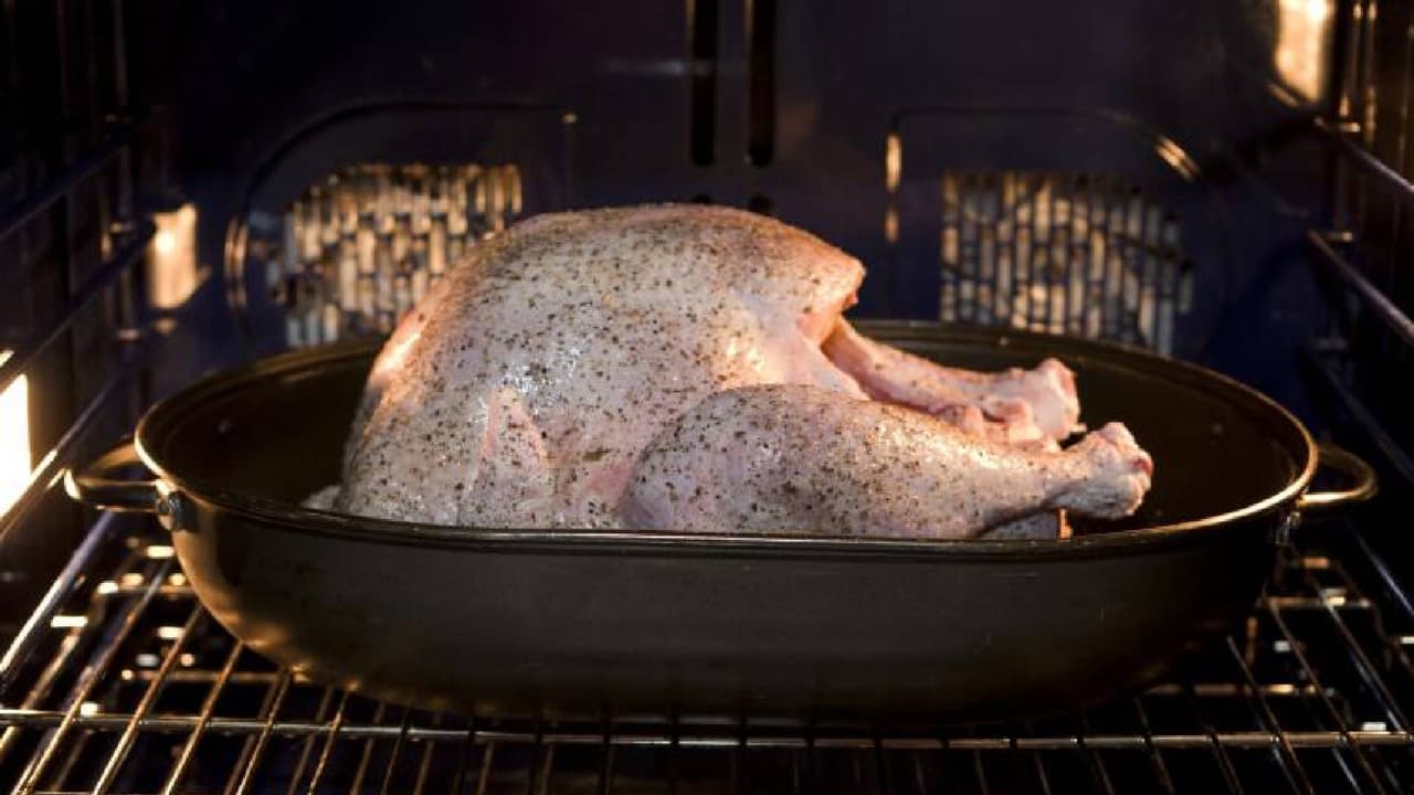 <b>¿Cómo protegerse de incendios durante Acción de Gracias?</b>
<br>- Quédate en la cocina cuando estés cocinando en la estufa para poder vigilar la comida. Si sales de tu cocina, apaga el fuego.
<br>- Cuidado con lo que fríes. La mayoría de los incendios al cocinar comienzan al freír los alimentos.
<br>- Quédate en casa cuando cocines el pavo y revísalo con frecuencia.
<br>- Si ves humo o la grasa comienza a hervir, apaga el fuego.
<br>- Asegúrate que los cables de utensilios eléctricos o electrodomésticos no estén cerca de fuentes de calor y/o estén dañados.