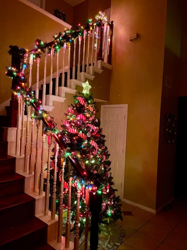 Qué linda la recepción que ofrece Lourdes Chaparro con su pino navideño y su escalera decorada con guirnaldas y luces.