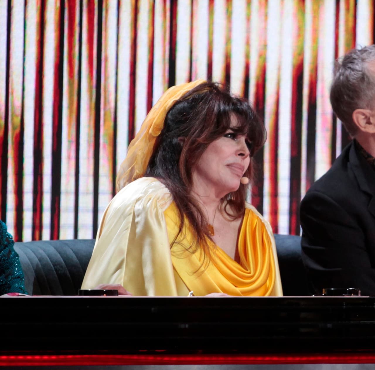 La mamá de Cristian Castro dijo que en nadie, que más bien se puso lo que encontró: "Me dicen que les gustan los colores fuertes, algo me inventé", confesó.