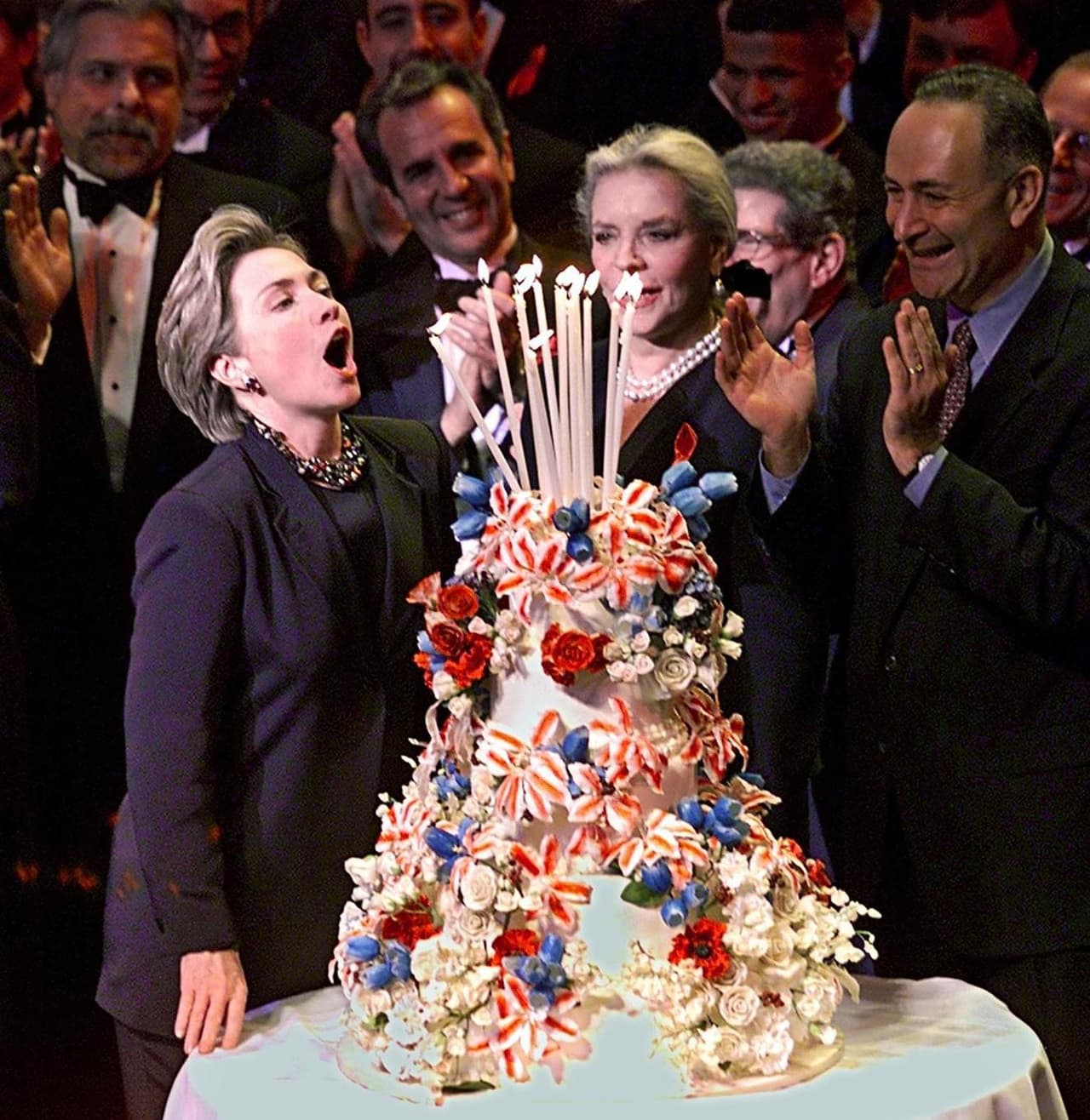 Para romper el techo de cristal y contar con la 
<a href="http://www.univision.com/noticias/convencion-democrata/hillary-clinton-se-convierte-en-la-primera-mujer-nominada-a-la-presidencia-por-un-partido-grande">primera mujer nominada a la presidencia por un partido grande</a> han tenido que pasar más de dos siglos, 44 presidentes varones y, en el caso de Hillary, 69 años hasta acercarse al puesto más alto de la política estadounidense. Pero hoy, en su cumpleaños, ha cumplido el deseo con el que quizás soñaba mientras soplaba las velas del pastel -en la imagen, durante su 52º aniversario.