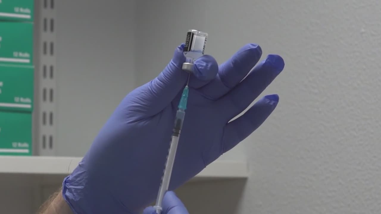 Aumenta demanda de dosis de refuerzo de vacuna contra covid-19 en Fresno al acercarse las fiestas