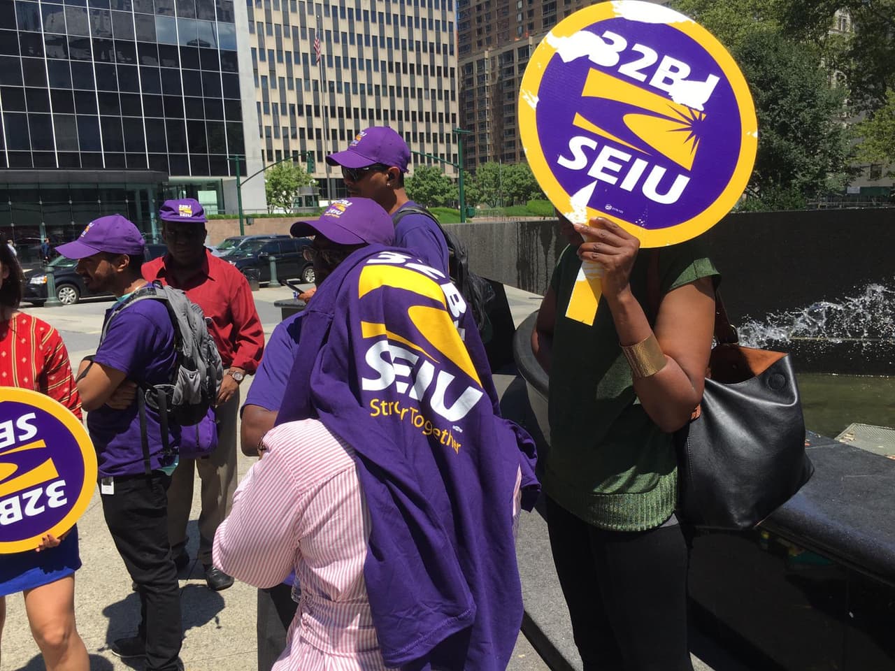 El Sindicato Internacional de Empleados de Servicios mostrando su apoyo en Foley Square.