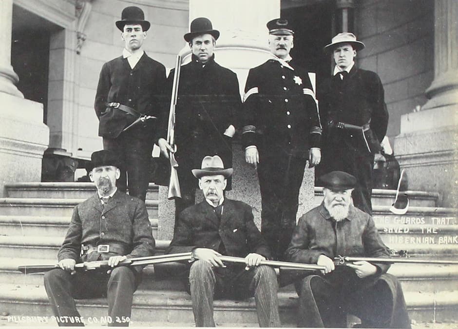 Guardias de seguridad vigilan las afueras de un banco. Autoridades reportaron robos y saqueos después del terremoto.