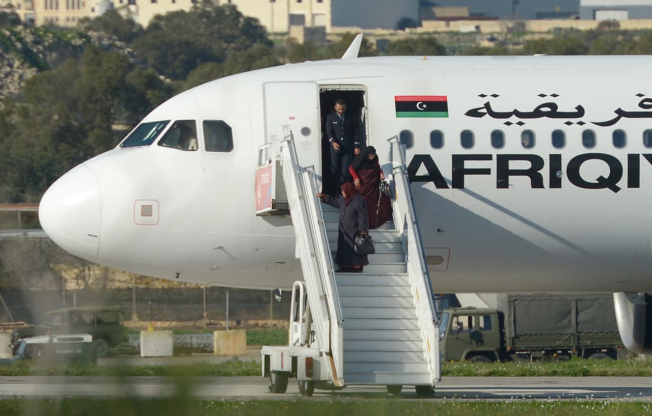 Momento en que los pasajeros del vuelo secuestrado salen del avión.