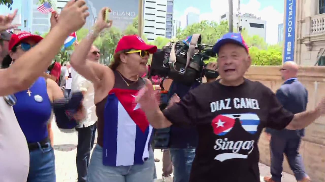 Cubanos exiliados en Miami salen a celebrar el encausamiento de Raúl Castro