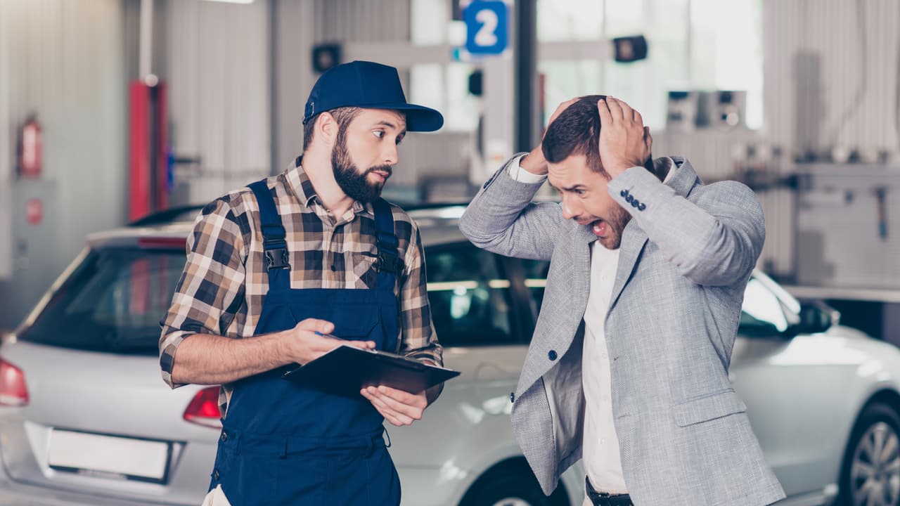 <h3 class="cms-H3-H3">Datos importantes</h3>
<br>Según un estudio de
<a href="https://www.yourmechanic.com/" target="_blank">YourMechanic</a>, la plataforma de Silicon Valley que presta servicios de mecánica automotriz a domicilio en Estados Unidos y Canadá:
<ul>
<li class="MsoListParagraph" style="color:black;mso-themecolor:text1;margin-left:
-14.25pt;mso-list:l0 level1 lfo1">Más del 60% de los dueños de limones gastan 5,000 dólares o más en reparaciones.</li>
<li class="MsoListParagraph" style="color:black;mso-themecolor:text1;margin-left:
-14.25pt;mso-list:l0 level1 lfo1">41% de los carros limones presentan defectos en plena marcha.</li>
<li class="MsoListParagraph" style="color:black;mso-themecolor:text1;margin-left:
-14.25pt;mso-list:l0 level1 lfo1">68% de los compradores afectados notan las fallas durante el primer mes de propiedad.</li>
<li class="MsoListParagraph" style="color:black;mso-themecolor:text1;margin-left:
-14.25pt;mso-list:l0 level1 lfo1">Los frenos constituyen el sistema que presenta fallas con mayor frecuencia.</li>
</ul>