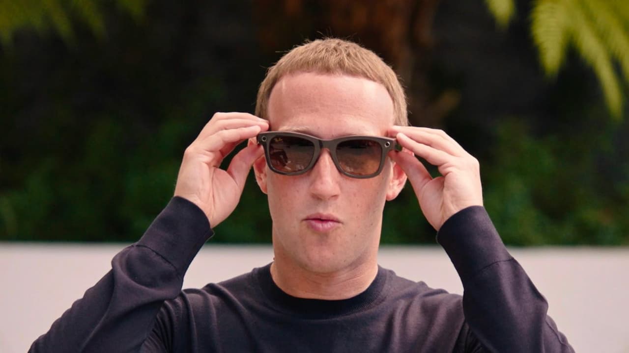 Lo que busca Mark Zuckerberg, CEO de Facebook, es que esto sea el inicio para que los teléfonos dejen de ser parte central de nuestras vidas y los usuarios se centren en las gafas.