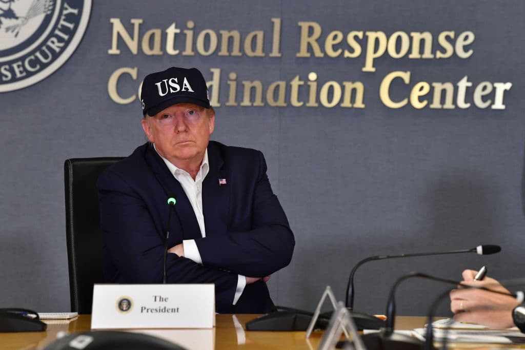 Trump recibiendo el 
<i>briefing </i>de FEMA este domingo en Washington DC.