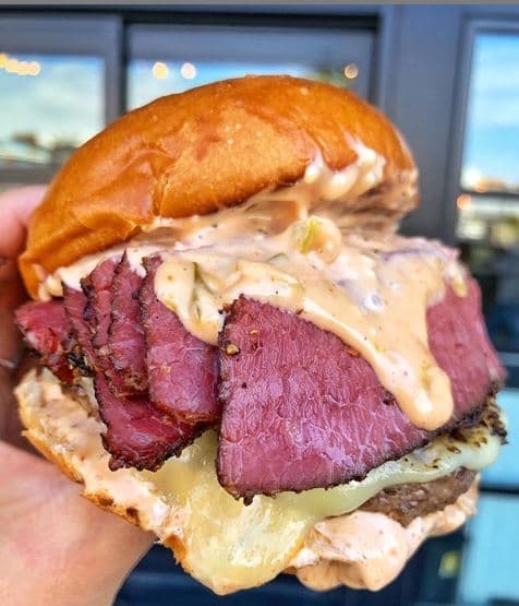 Creada por Burnt Crumbs, la 'Big Bad Monstrous Pastrami Burger' exigirá tiempo para degustarla.
