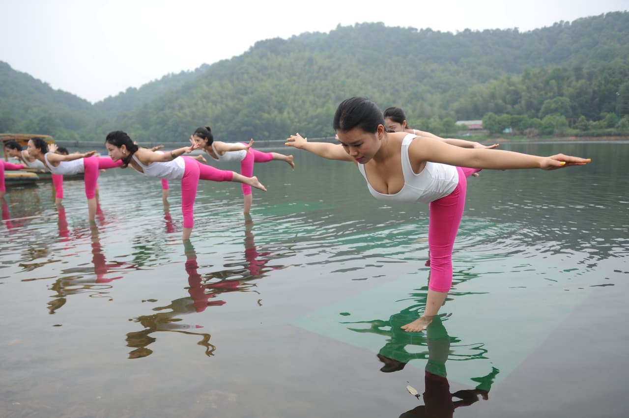 Estas mujeres saben todos sus beneficios y se aventuraron a probar este ejercicio en un lago.