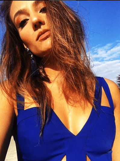 Es actriz, cantante y compositora.