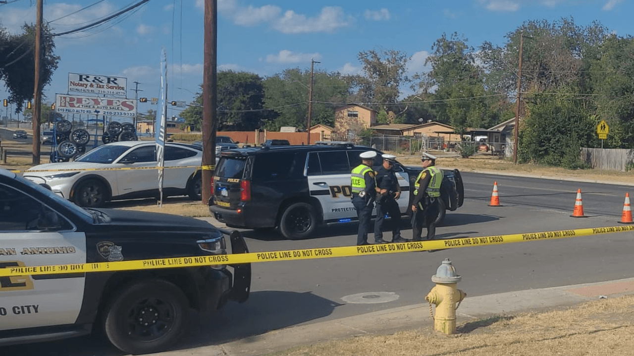Sospechoso con historial criminal embosca y dispara a policía de San Antonio
