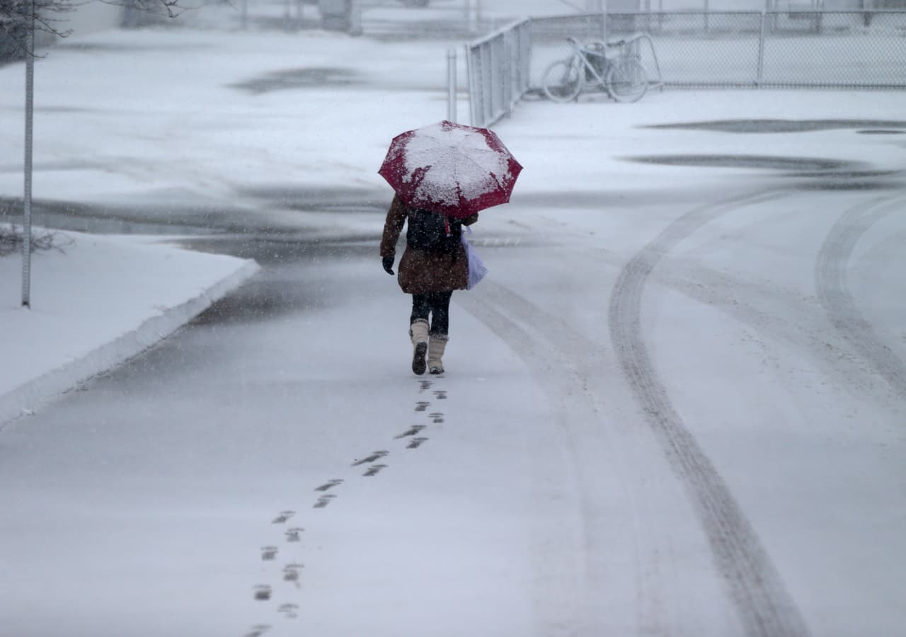 Con la llegada del invierno aparecen rachas de viento, por lo que es importante 
<b>asegurar los artículos de jardín </b>que puedan volar y esté preparado para la posibilidad de una pérdida de energía. Para líneas eléctricas caídas, manténgase alejado y llame al 9-1-1.