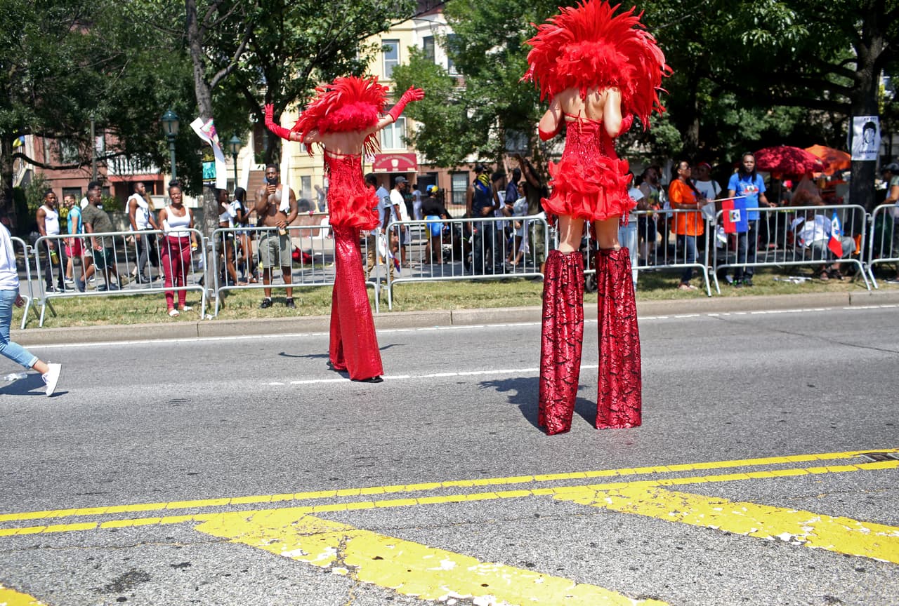 El desfile dura varias horas y hay diferentes comparsas, como en un carnaval.