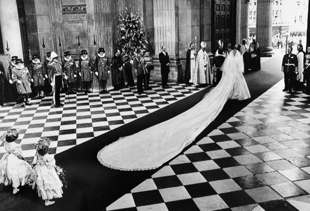 Ya a punto de salir de la catedral, pudo observarse de nuevo el largo velo del vestido de Diana desplegado sobre la alfombra roja de la nave centra. Con 25 pies es el velo más largo en la historia de una boda real. Su costo se estimó en 151,000 libras esterlinas de la época, equivalente a 521,000 libras de hoy o 720,000 dólares.