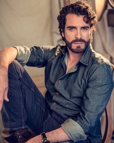 El galán Rafael Novoa nos sorprende cada noche en 'Bloque de Búsqueda' como el Coronel Hernán Martín.