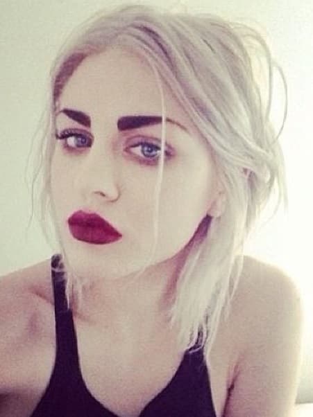 Frances también es hija de la polémica Courtney Love, por algo es hermosa.