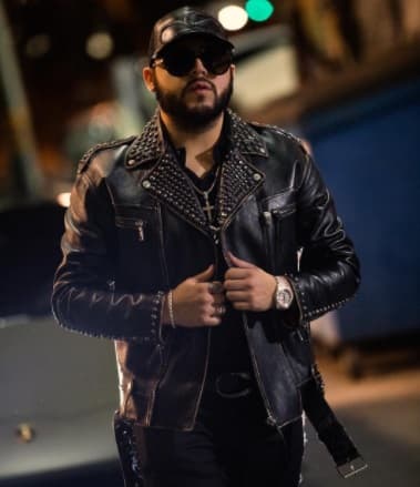 Gerardo Ortiz es 'adicto' a la ropa y las chamarras forman parte de su enorme armario. Tiene de todo tipo, pero las de piel son sus favoritas.