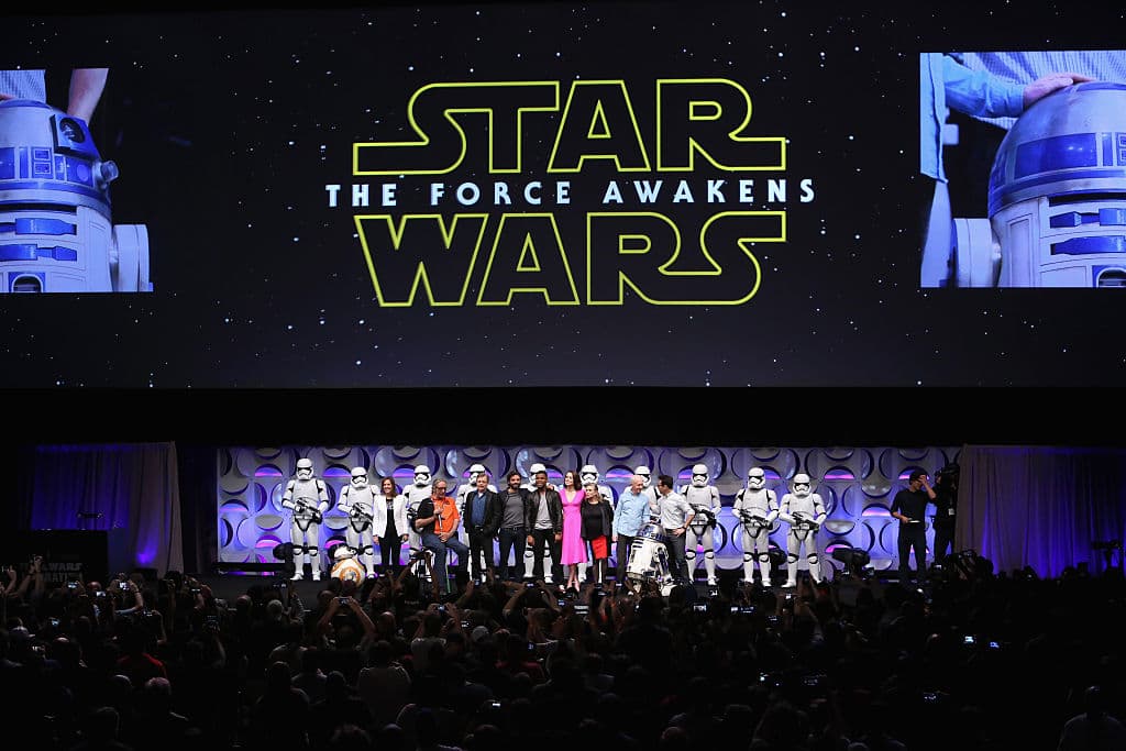 Celebrando la saga de 'Star Wars' junto a la productora Kathleen Kennedy y los actores Peter Mayhew, Mark Hamill, Oscar Isaac, John Boyega, Daisy Ridley, Carrie Fisher, Anthony Daniels, y el director J.J. Abrams en Anaheim, California, el 16 de abril de 2015. (Foto de Jesse Grant/Getty Images)