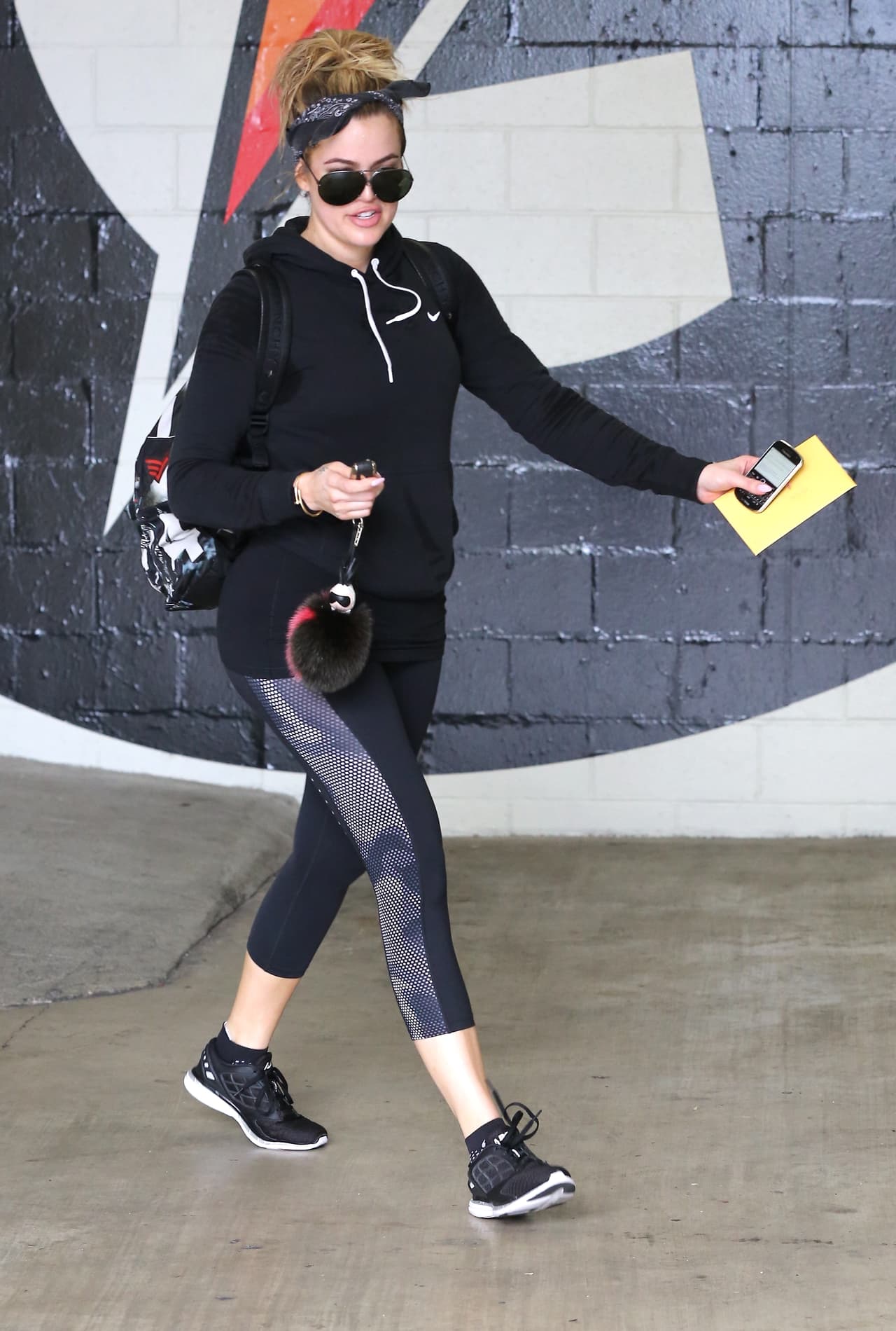 La 'celebrity' se sometió al gimnasio con rutinas que incluían pesas para perder masa corporal.