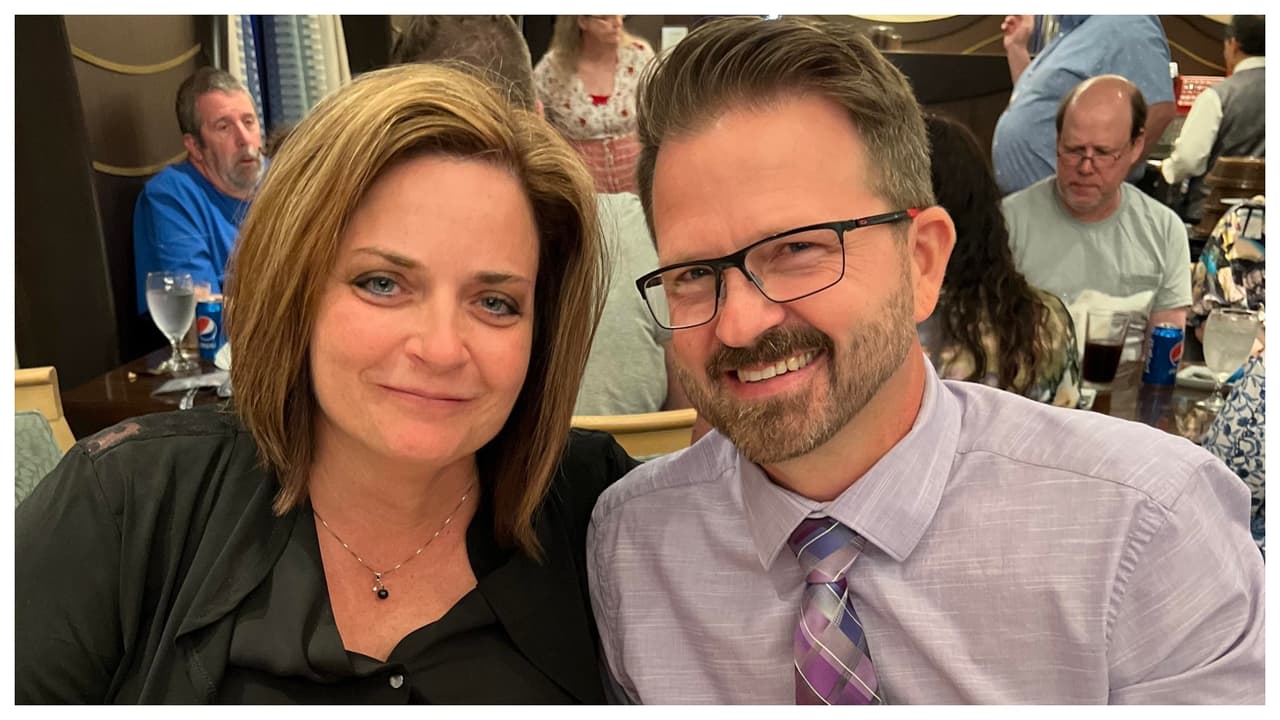 Pareja es arrestada por dejar a su hijo solo caminar en busca de comida