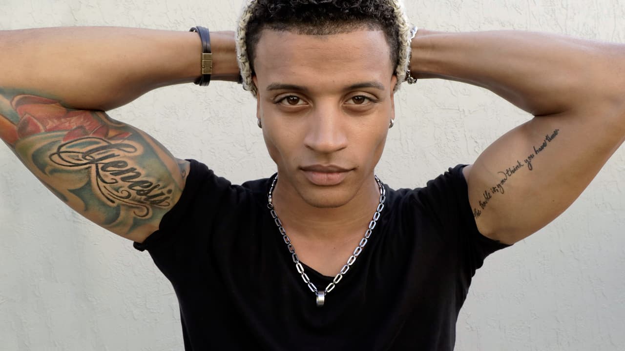 "Genesis" y "The trouble is you think you have time", las frases que Christian lleva en sus brazos.