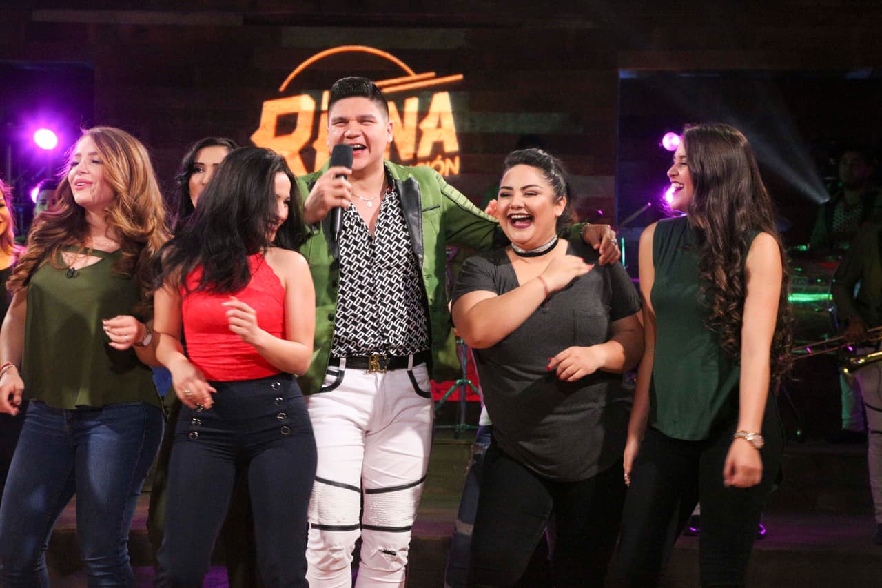 La Reina de la Canción se engalanó con la visita de Banda Carnaval, quienes interpretaron su éxito 'Ella es mi mujer' para todas las concursantes y aprovecharon para mostrar sus mejores pasos de baile.