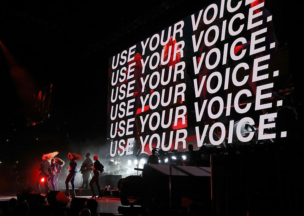 Usa tu voz: uno de los visuales que se leyeron en el concierto de Queen B.