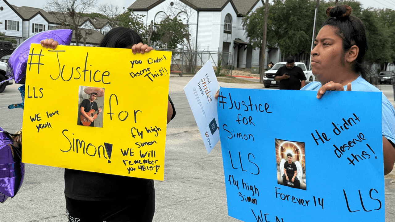 La manifestación para exigir justicia en 
<a href="https://www.univision.com/local/san-antonio-kwex/simon-cuevas-asesinado-amenazas-familia" target="_blank">el caso de Simón Cuevas</a>, este 1 de mayo, duró horas. Ellos estuvieron en vigilia desde la mañana hasta que se oscureció.