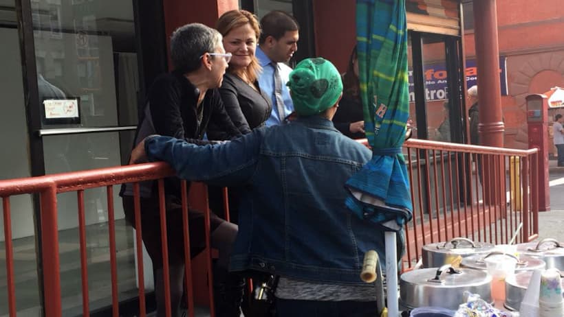 La presidenta del Concejo Municipal de la ciudad de Nueva York, Melissa Mark-Viverito, al centro, comparte con la artista Marisol Plard-Narváez y otros en el East Harlem o El Barrio.