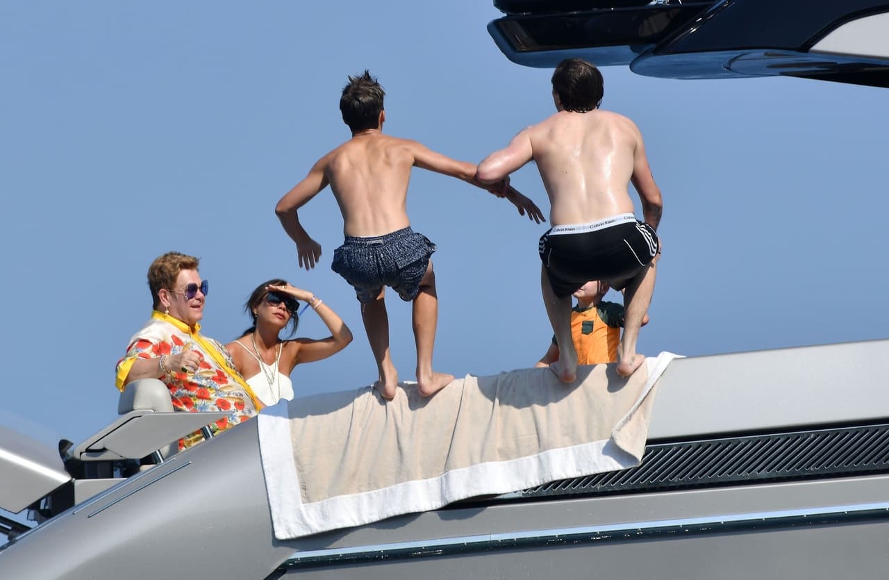 Victoria Beckham, por su parte, buscó un lugar cómodo cerca de la acción y allí se quedó 
<b><a href="https://www.univision.com/famosos/rocket-man-al-rescate-elton-john-defiende-a-harry-y-meghan-de-las-criticas-por-sus-vuelos-en-jets-privados-fotos">en compañía de Elton John</a></b>, su amigo desde hace 24 años. Ambos vieron cuando los dos hijos mayores de los Beckham, 
<b>Brooklyn</b> y 
<b>Romeo</b>, de 20 y 17 años respectivamente, se lanzaron al agua.