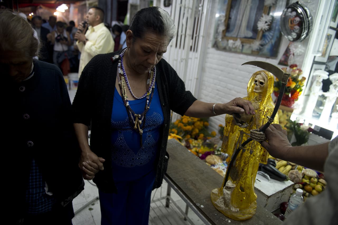 No sólo se les encomendaban los difuntos a Mictlantecuhtli y Mictecacihuatl, sino que también se les invocaba para conseguir otros favores relacionados con la muerte. Después llegaron los españoles a colonizar a los indígenas y lograron disminuir el culto a la muerte al institucionalizar la religión católica - pero por supuesto, no lograron erradicarla.