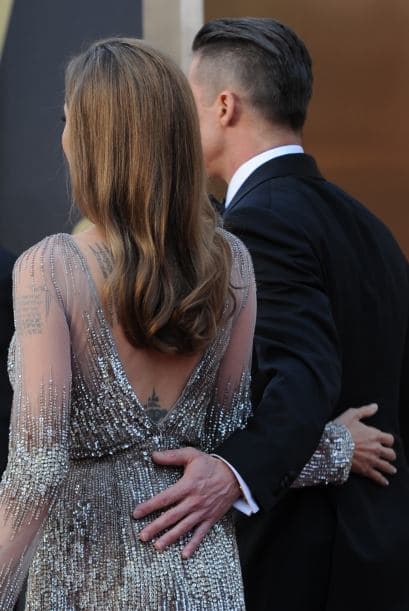 En varias ocasiones y en numerosas alfombras rojas, Brad Pitt se aseguró que todos los encantos de Jolie estuvieran en su lugar.