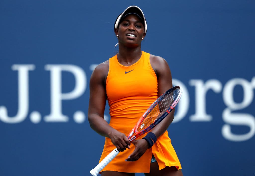 La también estadounidense Sloane Stephens, tercera preclasificada, se midió a la rusa Evgeniya Rodina a quien superó 6-1 y 7-5 para clasificar a la segunda ronda del certamen.