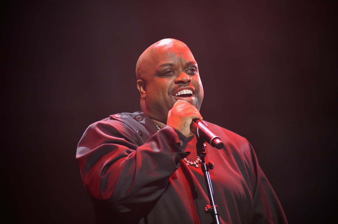 <b><a href="https://www.univision.com/radio/san-antonio-kbbt-fm/cee-lo-green-phone-explosion-was-a-hoax">CeeLo Green</a></b>. Ha hecho una carrera más allá de la música. El rapero y cantante nació en Atlanta, Georgia y fundó un grupo de hip hop llamado Goodie Mob con otras tres personas. Luego pasó a convertirse en el líder del famoso dúo Gnarls Barkley, y ha aparecido como juez en The Voice.