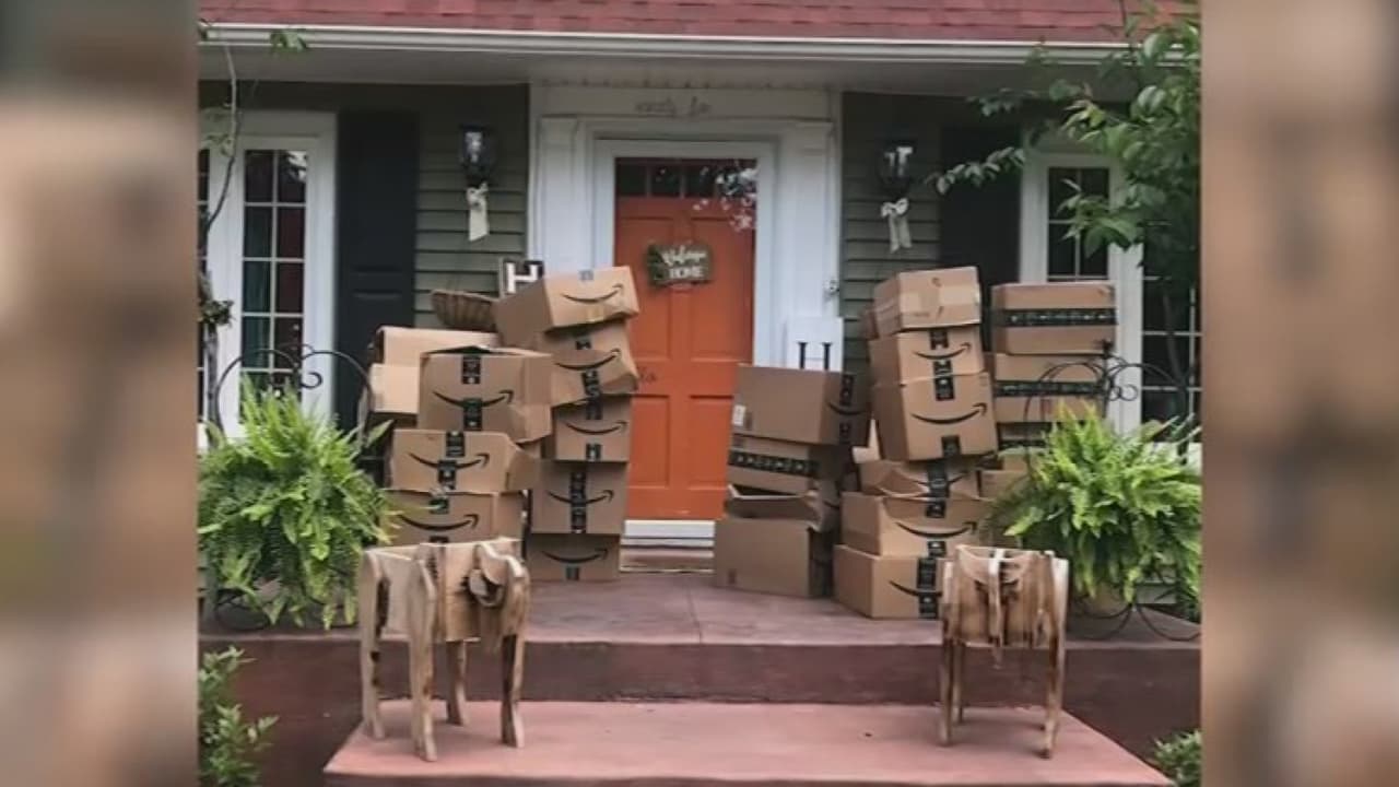 <b><a href="https://www.univision.com/local/nueva-york-wxtv/jillian-cannan-nueva-york-recibe-150-paquetes-amazon"><u>Mujer de Nueva York recibe 150 paquetes por error y Amazon le dice que se quede con ellos</u></a></b>
<br>Jillian Cannan se vio abrumada cuando los paquetes "empezaron a llegar en camiones de carga" a su entrada. Sin embargo, ella y su socio econtraron una solución para ayudar a la comunidad.
