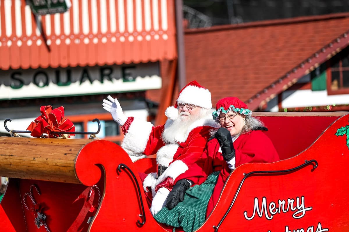 Aunque también querrás llevar a tu familia cuando Papá Noel llegue en su trineo bávaro como parte del Desfile de Navidad de Helen a principios de diciembre.