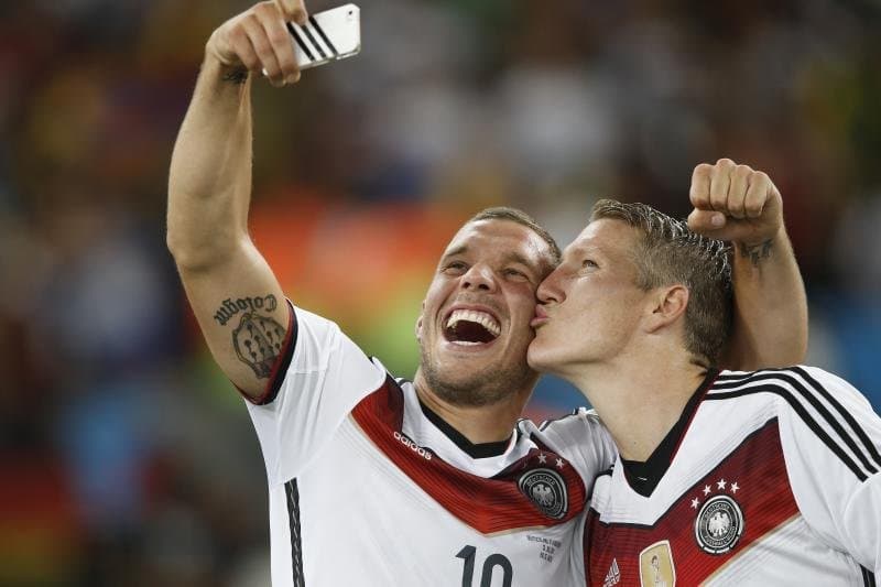 Lucas Podolski y Bastian Schweinsteiger celebraron del mismo modo con la Selección de Alemania.