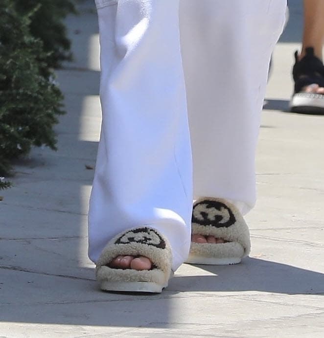 Al parecer no se trataría de un 'resbalón' por parte de ella, sino de un look pensado pues todo el 'outfit' de la cantante expresaba algo casual para salir de compras. 
<br>