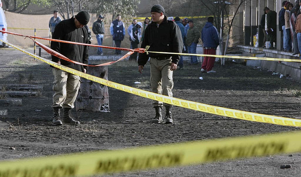 En esa mina, desde el año 2000 había reportes sobre fallas de seguridad.
<br>
<br>La fotografía muestra a policías que montan guardia el 22 de febrero de 2006 en la entrada de la mina de carbón Pasta de Conchos.