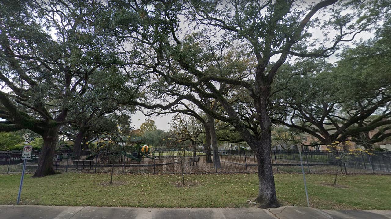 Parque River Oaks cuenta con cuatro estrellas y media de un total de cinco. Es un pequeño parque dentro de un vecindario que permite a los visitantes desconectarse de lo agobiante que puede resultar la ciudad por momentos.