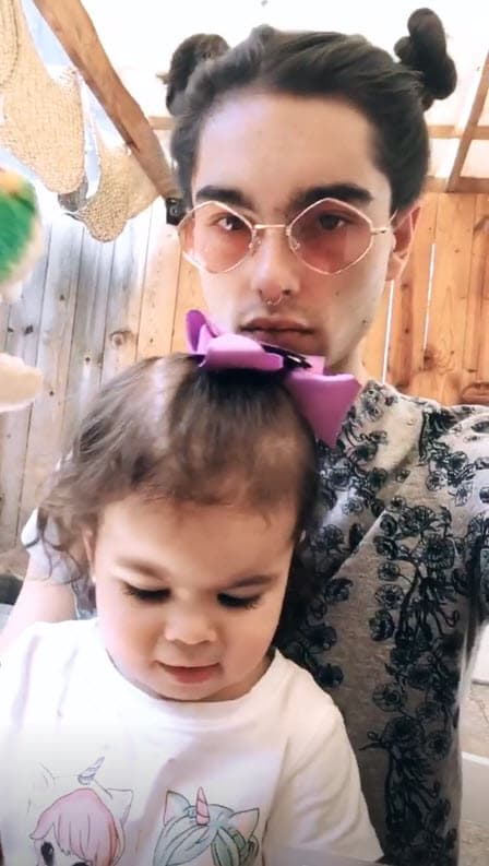 Además del mensaje y la fotografía que publicaron en sus redes sociales, la cuenta de la revista invita a ver una nota donde se describe a Sergio Mayer Mori como un padre que "siempre procura ver y cuidar (a Mila) pese a la separación de su ex pareja y madre de la peque”.
<br>