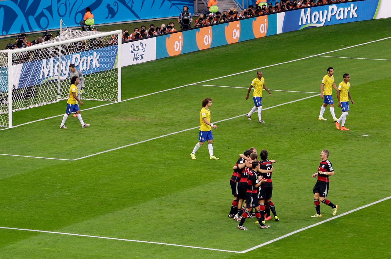 Los jugadores de Alemania celebran tras marcar un gol durante el partido de semifinales del Mundial entre Brasil y Alemania en el estadio Mineirão de Belo Horizonte, Brasil, el martes 8 de julio de 2014.