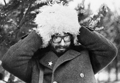 Ante el frío de Moscú, Fidel Castro se coloca un tradicional gorro ruso conocido como 'chapka', en 1964. Foto: AFP.