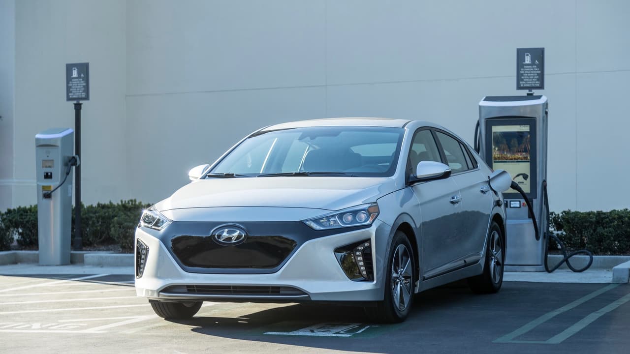 <b>Hyundai Ioniq Electric</b>
<br>
<br>La línea Hyundai Ioniq de vehículos electrificados presentada por el fabricante coreano el 2017, llega a su máxima expresión con su modelo 100% eléctrico, el Ioniq Electric. Espacioso y práctico, el Ioniq está listo para las labores regulares de un carro mediano de pasajeros. Su precio inicial de 30,335 dólares es muy competitivo en este joven segmento.