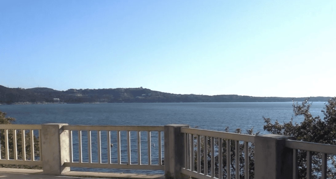 “La desnudez es aceptable, el comportamiento lascivo no lo es”, lee la descripción del lugar en la página web del condado Travis.