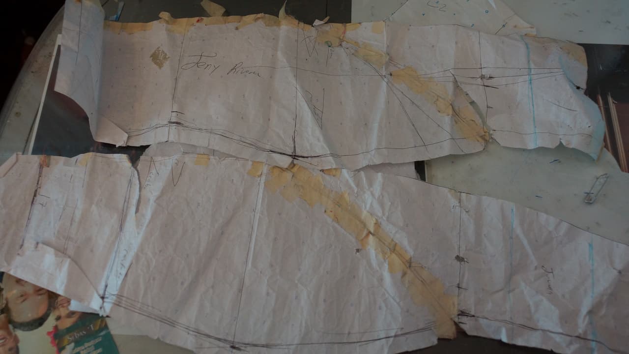 El pasado 2 de julio, día del cumpleaños de Jenni, mientras él buscaba una foto de ambos se encontró por casualidad el molde que usaba para sus vestidos (retratado en la foto).